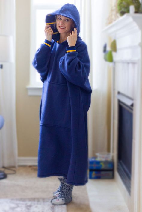 Free Wearable Blanket Pattern Oodie Wearable Blanket Pattern, Snuggie Pattern Fleece, Diy Blanket Hoodie, Hoodie Blanket Pattern, Diy Wearable Blanket, Hooded Blanket Sewing Pattern, Blanket Poncho Diy, Diy Snuggie, Wearable Blanket Pattern