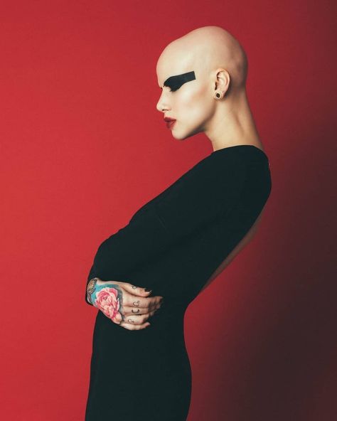 Goth Shorts, Shaved Hair Women, Shaved Head Women, Black And White People, Shave My Head, Bald Girl, Photoshoot Makeup, Bald Women, Bald Head