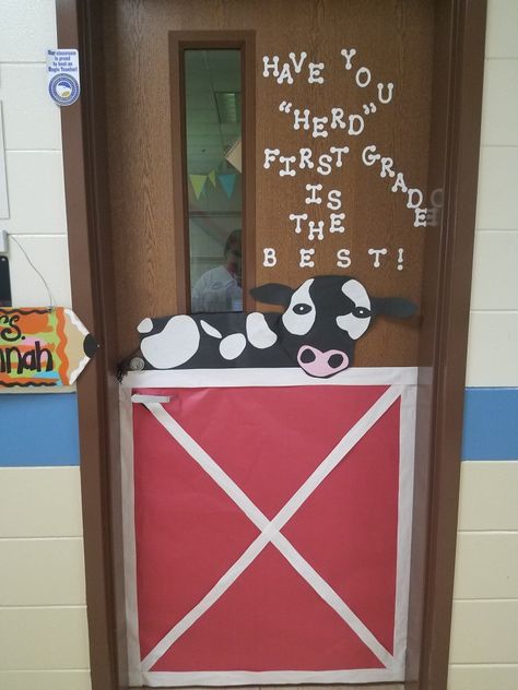 Farm Teacher Appreciation, Cow Door Decorations Classroom, Cow Theme Classroom, Barnyard Classroom, Preschool Classroom Rules, Teacher Appreciation Crafts, Farm Classroom Theme, Teacher Door Decorations, Teacher Appreciation Doors