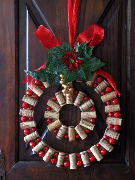 5 cutest upcycled cork creations for Christmas! – CreativeNeko Wine Corks Ideas, Cork Wreath Christmas, Christmas Tree Diy Decorations, Cork Wreath Diy, Inexpensive Wreaths, Wine Cork Diy Projects, Cork Diy Projects, Wine Cork Wreath, Best Christmas Tree