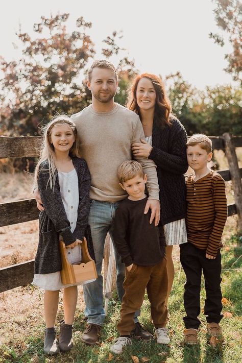 Outfits For Red Heads, Fall Family Of 5 Pictures, Outdoor Family Photo Outfits Fall, Outdoor Fall Family Pictures Outfits, Family Farm Photos, Country Family Photos, Fall Photoshoot Family, Candid Family Photography, Fall Family Outfits