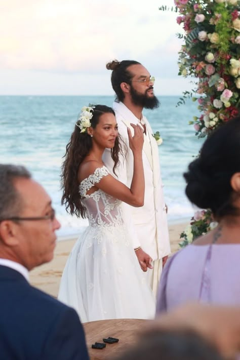 Beach Wedding Hair With Flower, Beach Wedding Bride Hair, Hawaiian Wedding Hair, Beach Hair Wedding, Beach Bride Hair, Natural Hair Wedding, Boho Chic Wedding Dress, Curly Wedding Hair, Vogue Wedding