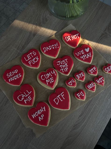 anti Valentine's Day cookies! Funny and sexy sayings Dirty Valentines Cookies, Funny Valentines Cookies, Funny Sugar Cookies, Cookies For Boyfriend, Bf Valentines Day Gifts, Bakery Boxes Packaging, Cookie Sayings, Funny Cookies, Anniversary Dessert