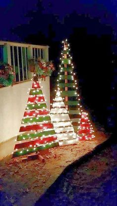 Wooden Pallet Christmas Tree, Outdoor Christmas Diy, Wood Christmas Decorations, Diy Christmas Lights, Pallet Christmas Tree, Outdoor Christmas Tree, Pallet Christmas, Decor Ikea, Christmas Yard Decorations