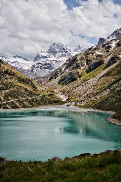 Blue turquoise waters of silvretta stausee during a roadtrip in silvretta hochalpenstraße while doing a vorarlberg urlaub and vorarlberg wandern in the austrian alps Hiking With Dogs, Baby Hiking, Kids Hiking, Hiking With Friends, Mountain Aesthetic, Mountains Aesthetic, Austrian Alps, Hiking Photography, Hiking Aesthetic