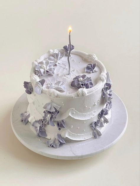 Flowers Cake Design, Cake Design Birthday, Flower Cake Design, Purple Cakes Birthday, Vintage Birthday Cakes, Birthday Cake With Flowers, Elegant Birthday Cakes, Cupcake Cake Designs, 18th Birthday Cake