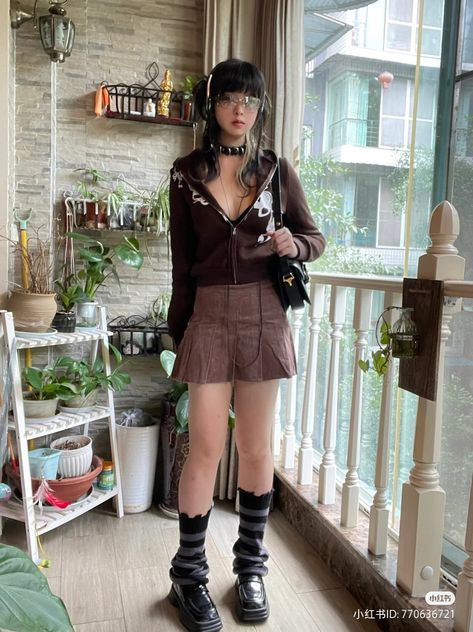 Brown Black Outfit, Outfit Inspo Korean, Maisie Core, Striped Leg Warmers, Swag Fits, Leg Warmers Outfit, Alt Y2k, Clothes Streetwear, Aesthetic Brown