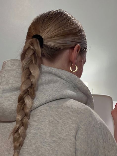 Hairstyles For School Blonde Hair, Clean Girl Hair Styles, Cute Sleek Hairstyles, Hair Styles Winter, Winter Hair Styles, Clean Girl Hair, Hairstyles For Winter, Cute Volleyball Hairstyles, Track Hairstyles