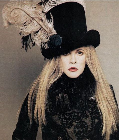 stevie-nicks-1970-top-hat-photo Stevie Nicks Outfits, Stevie Nicks Witch, Stevie Nicks Images, Stevie Nicks Costume, Stevie Nick, Stevie Nicks Concert, Top Hats For Women, Stevie Nicks Style, Black Sparkly Dress