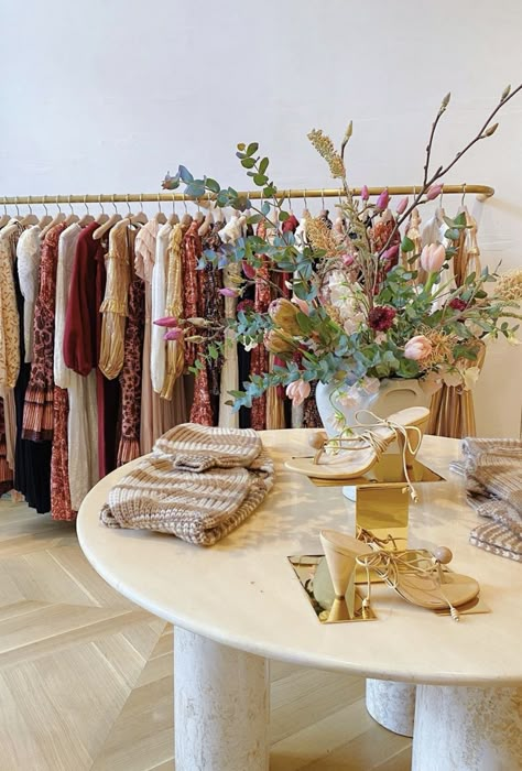 Scandinavian Boutique Interior, Boutique Hanging Ideas, Classy Boutique Interior, Vendor Mall Booth Ideas, Fun Boutique Ideas, Cute Store Interior, Shop Design Idees Boutiques, Boutique Dressing Room Ideas, Swimwear Display