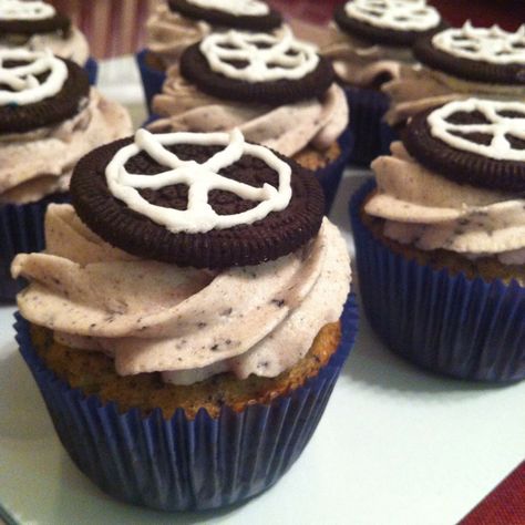 Oreo Tire cupcakes #kristalle #cupcakes #boy #cars #boy party #cookies and cream Mechanic Cupcakes, Tire Cookies, Tire Cupcakes, Tire Cake, Bts Cake, Oreo Truffles Recipe, Truck Theme Birthday, Kid Desserts, Oreo Truffles