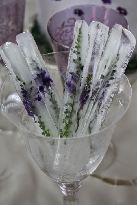 purple lavender ice sticks Lavender Recipes, Food On Sticks, Wallpaper Retro, Lip Scrubs, Makanan Diet, Think Food, Dried Lavender, Slushies, Edible Flowers