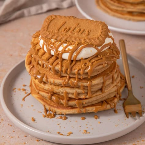 Recipe for Biscoff Pancakes - delicious fluffy pancakes infused with yummy Biscoff spread. So easy to make for breakfast, brunch or dessert! Healthy Children Snacks, Biscoff Spread Recipes, Caramel Cream Cake, Biscoff Cookie Butter Recipes, Pancake Bowl, Cookie Butter Recipes, Biscoff Buttercream, Cinnamon Bread Pudding, Biscoff Cupcakes