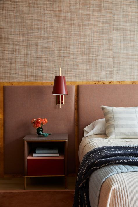 The textured design of our Driftwood collection in Sedona warms the walls of this tonal mid-century modern bedroom by Paris Forino! Discover the collection and order a sample.





#PhillipJeffries #wallcovering #wallpaper #interiordesign #homedecor #interiordecor 
#bedroom #bedroomdecor #bedroomdesign
#moderninteriors #modernhome #moderndecor #moderndesign
#neutraldecor #neutralhome #neutraldesign #doingneutralright Mid Century Modern Bedroom Design, Transitional Decor Bedroom, Phillip Jeffries, Mid Century Modern Bedroom, Natural Paper, Hamptons House, Neutral Design, Modern Bedroom Design, Neutral Decor