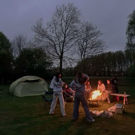 #campfire #friends #tents #sleepover Friends Camping Trip Aesthetic, Camping With Friends Aesthetic Tent, Tent Camping With Friends, Tent Photoshoot Ideas, Glamping With Friends, Group Camping Aesthetic, Camping With Bestie, Summer Vibes Friends Night, Friend Camping Trip