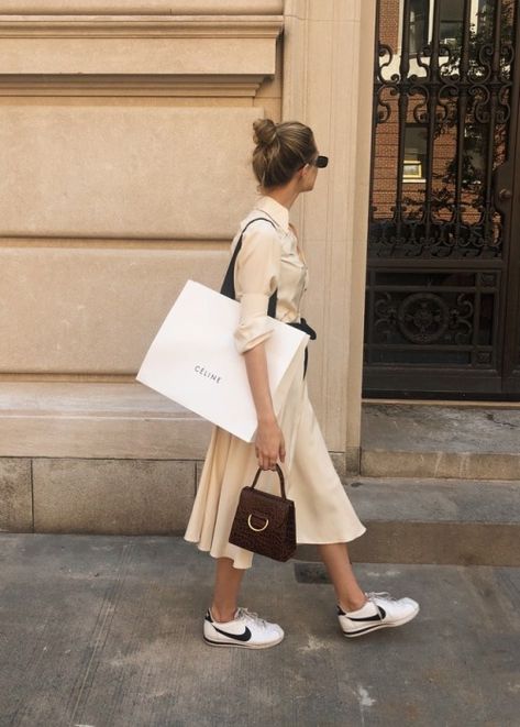 search rosermelody for more pins like this Nike Cortez Outfit, Christie Tyler, Style Année 80, Beige Outfit, All White Outfit, Mood Board Fashion, Neutral Outfit, Parisian Chic, Looks Chic