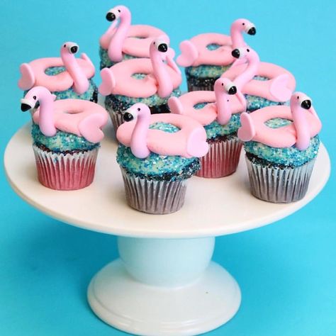 Pool Party Cupcakes Girl, Pool Party Cupcakes, Pool Cupcakes, Water Theme Party, Flamingo Bachelorette, Flamingo Party Decor, Flamingo Pool Float, Flamingo Themed Party, First Birthday Cupcakes