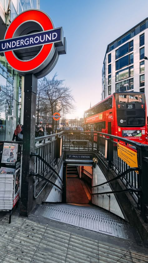 London England Photography, London Subway, London Artwork, Ireland Aesthetic, London Underground Tube, London Painting, London Wallpaper, London Underground Stations, Aesthetic London