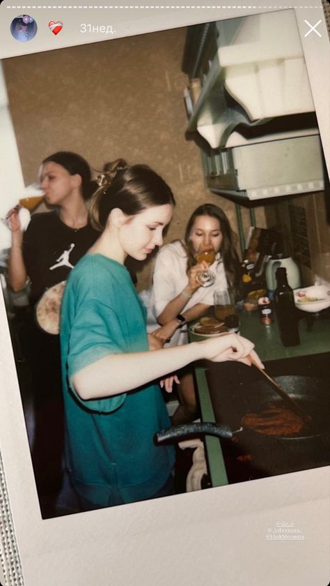 Cooking With Friends Photography, Friends Hanging Out Photography, Dancing In The Kitchen Aesthetic Friends, Women Hanging Out, Best Friends Cooking, Friends Gathering Aesthetic, Best Friend Roommate Aesthetic, Cooking With Friends Aesthetic, Girls Hanging Out