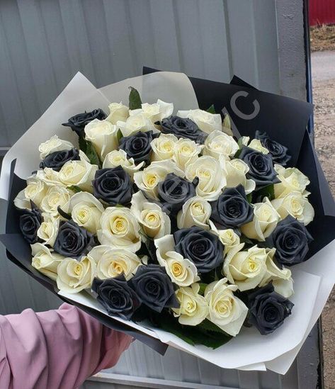 White And Black Rose Bouquet, Black And White Roses Bouquet, Black And White 16th Birthday, Black Rose Bouquet, Beautiful Nature Photos, White Flower Bouquet, Black And White Roses, White Rose Bouquet, Birthday Bouquet