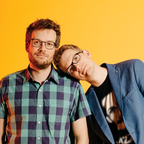 Meet John and Hank Green: brilliant authors,vloggers,bloggers and Youtubers whose works will inspire you! Green Youtube, Henry Green, Hank Green, Science Guy, Slender Man, Looking For Alaska, School Videos, Cartoon Network Adventure Time, Influential People