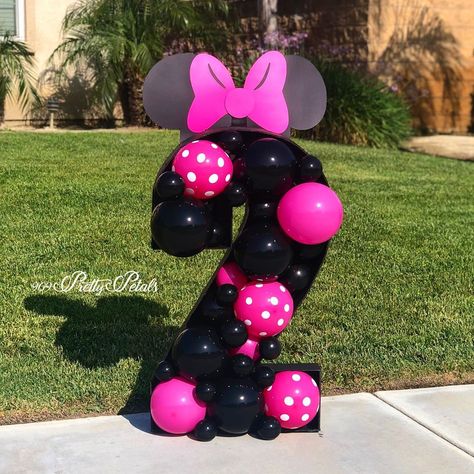 𝟗𝟎𝟗 𝐏𝐫𝐞𝐭𝐭𝐲 𝐏𝐞𝐭𝐚𝐥𝐬 on Instagram: “Out for a special delivery...😍 3ft Minnie Mouse Balloon 🎈 Mosaic . . . . . Now available 3ft or 5 ft Number Mosaic to match your theme . .…” Minnie Mouse Balloons, Disney Balloons, Minnie Mouse Pink, Childrens Birthday Party, Number Balloons, Disney Party, The Balloon, 2nd Birthday Parties, Balloon Decorations