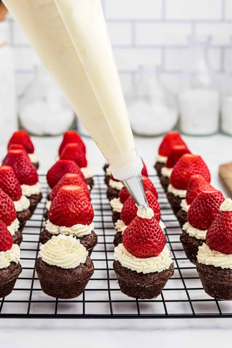 Santa Hat Dessert, Christmas Dessert Ideas Easy, Brownie Christmas Desserts, Santa Hat Brownies, Strawberry Santa Hats, Decorated Brownies, Mini Brownie Bites, Strawberry Santas, Christmas Party Snacks