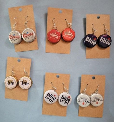 Beer Cap Jewelry, Pop Bottle Cap Crafts, Bottle Cap Earrings Diy, Bottle Caps Ideas, Beer Bottle Top Crafts, Beer Cap Crafts Diy, Punk Jewelry Diy, Fallout Diy, Beer Cap Projects