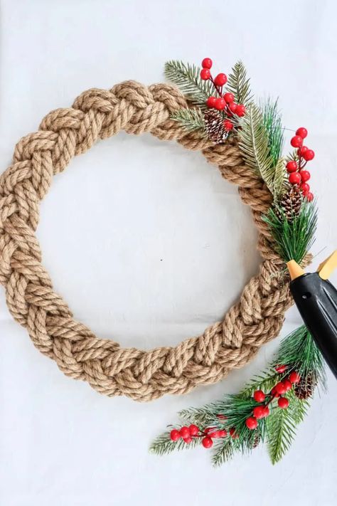 decorating rope wreath Rope Garland Christmas, Square Metal Wreath, Diy Square Wreath Ideas, Rope Wreath Ideas, Rope Wreath Diy, Rope Wreath, Rope Weaving, Square Wreath, Crochet Christmas Wreath