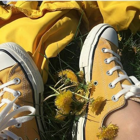 Boty Converse, Aesthetic Converse, Yellow Core, Converse Aesthetic, Yellow Converse, Aesthetic Yellow, Yellow Shoes, Yellow Wallpaper, Yellow Aesthetic