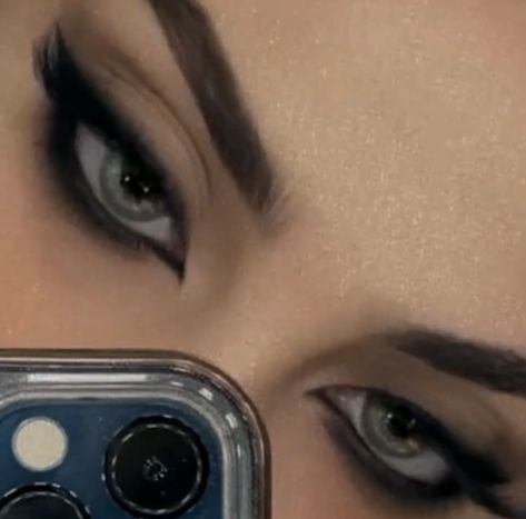 Black Smokey Eyeliner Look, Dark Eye Makeup Smokey, Dark Eye Makeup Looks, Sarah J Maas Aesthetic, Eye Makeup Dark, Sharp Cat Eye, Eye Makeup Black, Taylor Nails, A Court Of Silver Flames