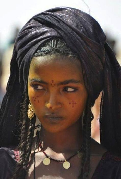 Beautiful chad women with amazing long hair. The secret is all in the chebe powder mix. Indigenous Clothes, Nomadic Fashion, Nomad Aesthetic, Africa Tribes, Embracing Diversity, African Colors, French People, African People, Indigenous People