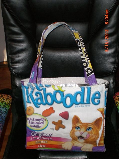 Feed Bag Tote made from upcycled Kit and by MaggiesCornerDotOrg, $14.00 Sew Tote Bags, Diy Candy Wrappers, Bingo Prizes, Recycled Coffee Bags, Feed Sack Bags, Feed Bag Tote, Stray Cat Strut, Plastic Bag Crochet, Shopping Bag Pattern