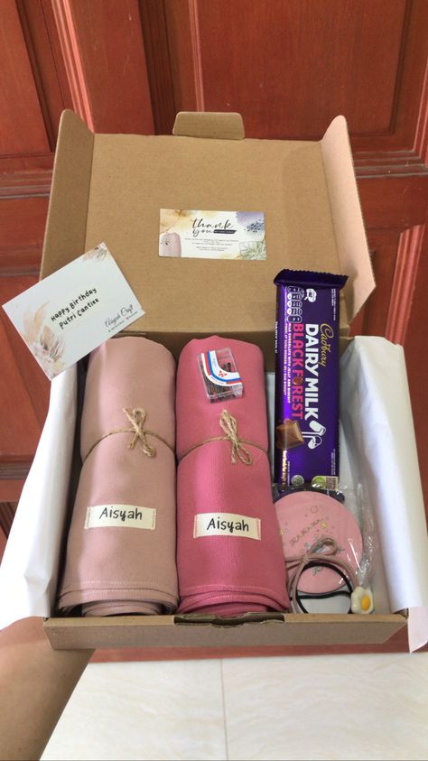 Ide Hampers, Hampers Idea, Birthday Gifts For Friends, Cadbury Dairy Milk, Diy Birthday Gifts For Friends, Diy Gift Set, Pap Random, Business Thank You Cards, For My Friend