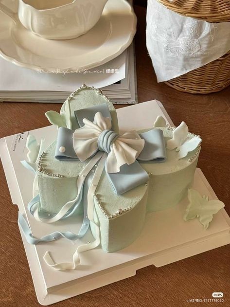 Birthday cake decor inspo, cute birthday cakes ideas, butterfly cake decorating ideas, cake decorating ideas, cake decor inspo, 1st birthday cake ideas Girly Birthday Cakes, Huge Cake, Small Birthday Cakes, Butterfly Ribbon, Vintage Birthday Cakes, Pastel Cakes, Buttercream Cake Decorating, Butterfly Cake, Mini Cakes Birthday