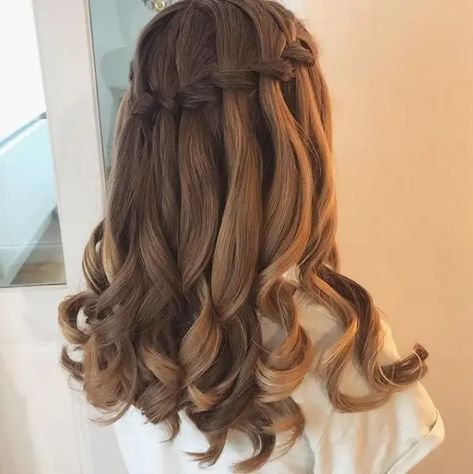 15 Adorable Hairstyles For Junior Bridesmaids Hear Styles Girl, Junior Bridesmaid Hair, Wedding Hairstyles For Girls, Kids Hairstyles For Wedding, Jr Bridesmaid, Romantic Hairstyles, Flower Girl Hairstyles, Haircut For Thick Hair, Crown Hairstyles