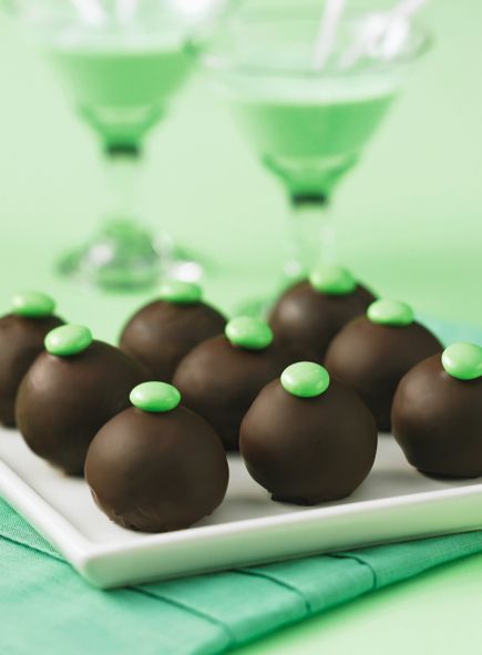 Grasshopper Cake Pops - Craftfoxes Grasshopper Cake, Cake Pop Recipe, Cake Bites, Green Cocktail, Chocolate Wedding Cake, Cake Truffles, Chocolate Baking, Mini Desserts, Sweets Desserts