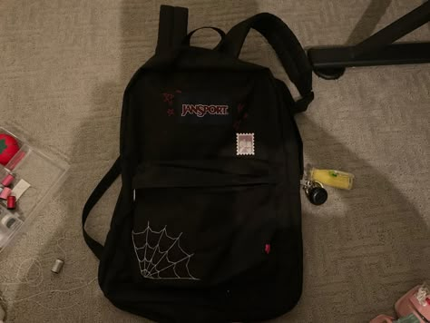 Accessories For Backpacks, Black Backbag Aesthetic, Doodles On Backpack, Things To Sew On Backpack, Y2k Backpacks For School, Jansport Backpacks Aesthetic Pins, Drawing On Backpack, Backpack Stitching, Backpack Embroidery Ideas