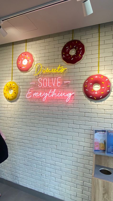 Donut Cafe Interior, Donuts Shop Design, Donut Shop Interior, Donut Shop Aesthetic, Donut Wallpaper, Donuts Shop, Donut Delivery, Donut Store, Donut Shops