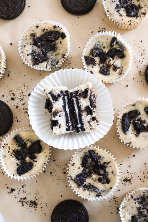 Oreo Cheesecake Cupcakes - Moribyan Cupcake Tin Recipes, Oreo Cheesecake Cupcakes No Bake, Mini Oreo Cheesecake Cupcakes, Oreo Cheesecake Cup Jualan, Oreo Bottom Cheesecake Cupcakes, Oreo Cheesecake Cupcakes, Cookies And Cream Cupcakes Oreo, Spring Roll Pastry, Tin Recipes