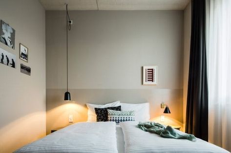 20 Tiny Hotel Rooms That Nailed the Whole Small Space Trend | Brit + Co Small Hotel Room, Hotel Style Bedroom, Bedroom Interior Design Modern, Boutique Hotel Room, Industrial Room, Small Boutique Hotels, Guest Room Design, Hotel Room Design, Small Hotel