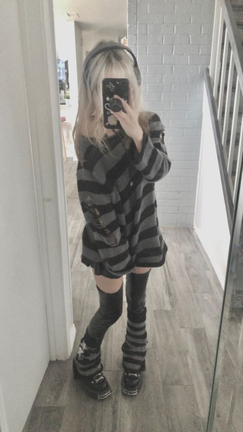 Semi Emo Outfits, Emo Outfits School, Spring Emo Outfits, Emo Cute Outfits, Tumblr Emo Outfits, School Alt Outfits, Emo Leggings Outfit, Goth Outfit Ideas Winter, Mall Emo Outfits