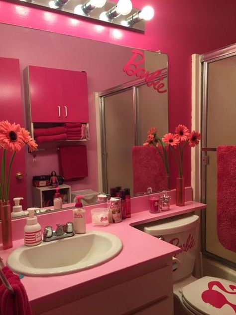 Barbie Theme Room Bedroom Designs, Barbie Dream House Bathroom, Barbie Inspired Bathroom, Barbie Aesthetic Bathroom, Barbie Pink Bathroom, Pink Y2k Bathroom, Pink Barbie Bathroom, Barbie Aesthetic Decor, Barbie Inspired Decor