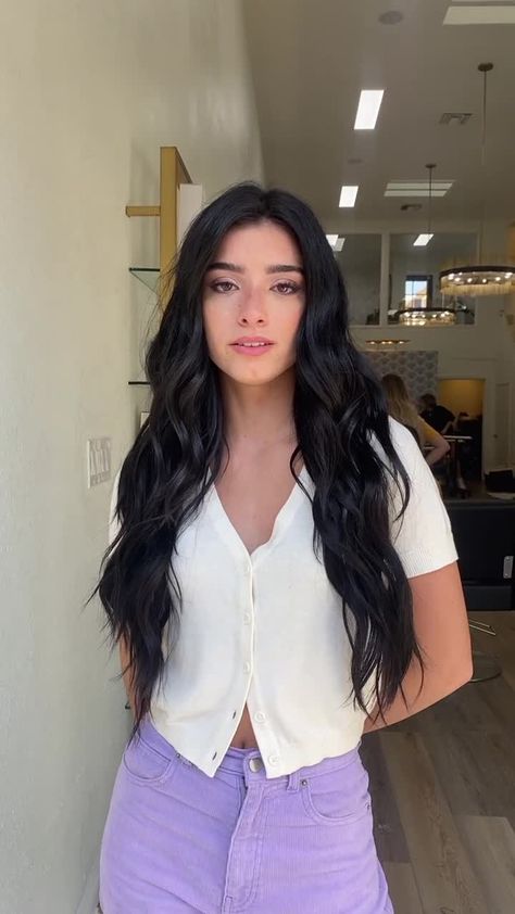 Hairby_chrissy(@hairby_chrissy) on TikTok: Dark Licorice 🖤 @dixiedamelio w/ Habit extensions 😎 @hairbycindy @hairbybrittah Dixie Damelio Hair, Heidi Damelio, Charli Y Dixie, Charli And Dixie, Dixie D Amelio, Dixie Damelio, Preppy Style Summer, Long Wavy Hair, Charli D Amelio