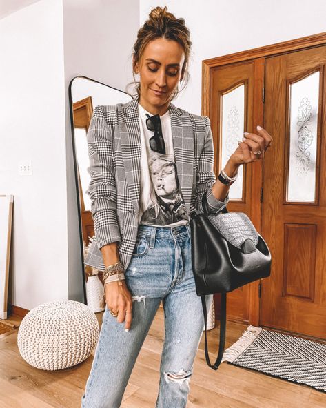 Creative Style Outfits, Zara Jeans Outfit, Anine Bing Tee, White Jeans For Fall, Uniqlo Women Outfit, Fall Chic Outfits, Plaid Blazer Outfit, Creative Outfit Ideas, Convention Outfits