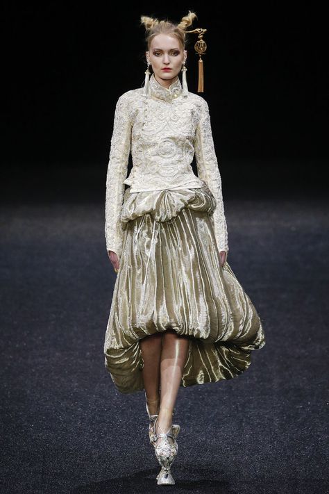 We Hate to Tell You This, But Bubble Skirts Have Returned | InStyle.com Bubble Skirts, Guo Pei, Skirt Trends, Bubble Dress, Bubble Skirt, Spring Skirts, Couture Runway, Skirt Design, Modern Aesthetics