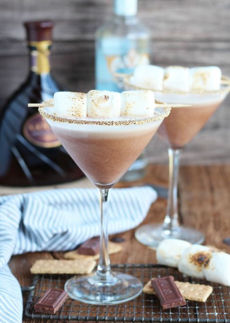 Godiva-Chocolate-S'mores-Martiniw7r Godiva Chocolate Liquor, Key Lime Pie Martini, Peach Martini, Holiday Martinis, Chocolate Smores, Smore Recipes, Chicken Stroganoff, Liquor Recipes, Godiva Chocolate