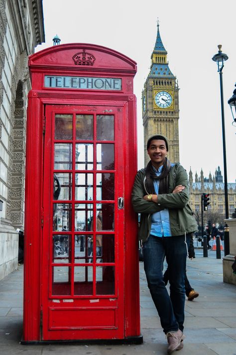 I can't take a trip to London without the Big Ben Telephone book Picture. http://blindwithsight.blogspot.com/ London Photo Ideas, London Photoshoot, Turkey Photos, English Men, Uk Photos, London Photos, Man Photo, London Travel, Big Ben