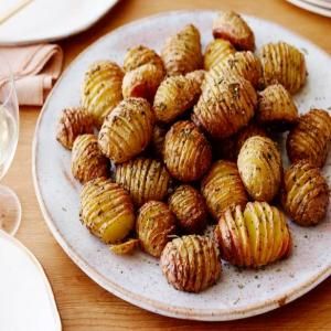 Ina Garten Hasselback Potatoes Recipes Roast Dinner Side Dishes, Roast Dinner Sides, Rosemary Roasted Potatoes, Roasted Potato Recipes, Hasselback Potatoes, Food Network Canada, Holiday Party Foods, Dinner Side Dishes, Roast Dinner