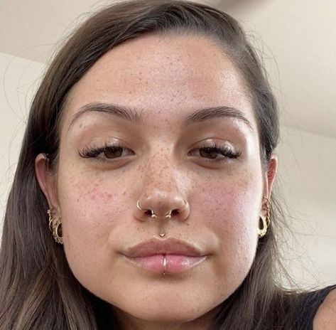 Brunette Nose Piercing, Pretty Face Piercings, Piercings Inspo Face, Girl With Face Piercings, Face Piercing Set Up, Cute Piercings Ideas Face, Center Lip Piercing, Subtle Septum Piercing, Gold Face Piercings